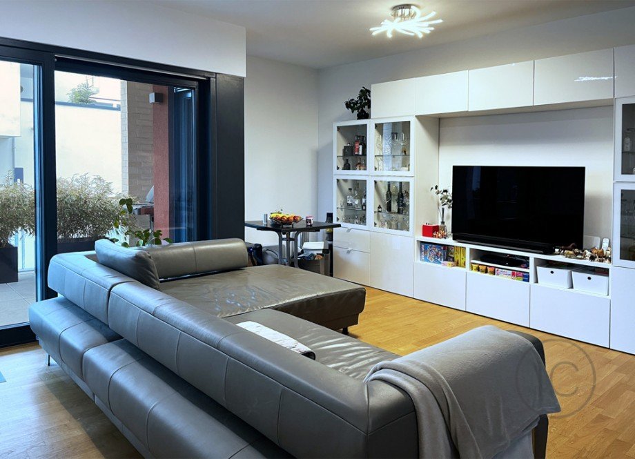 TV-Wand Etagenwohnung K�ln