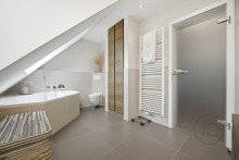 Badezimmer Dachgeschosswohnung mit beeindruckender Gesamtfl�che, Terrasse und Balkon und 0,73 % Finanzierung