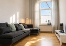 Wohnzimmer Sanierte Altbauwohnung als Kapitalanlage oder zur Eigennutzung