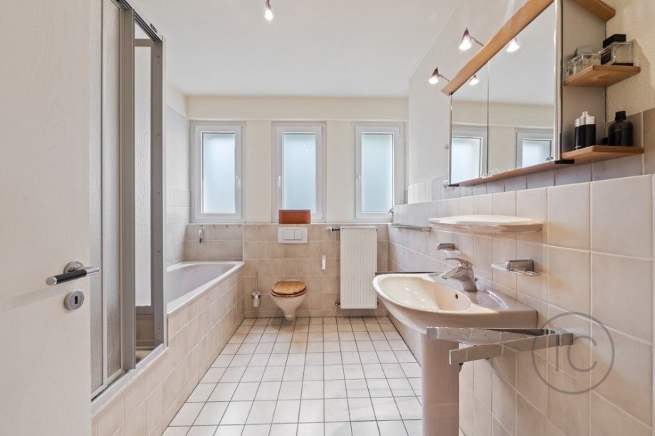 Wannen- und Duschbad Etagenwohnung K�ln