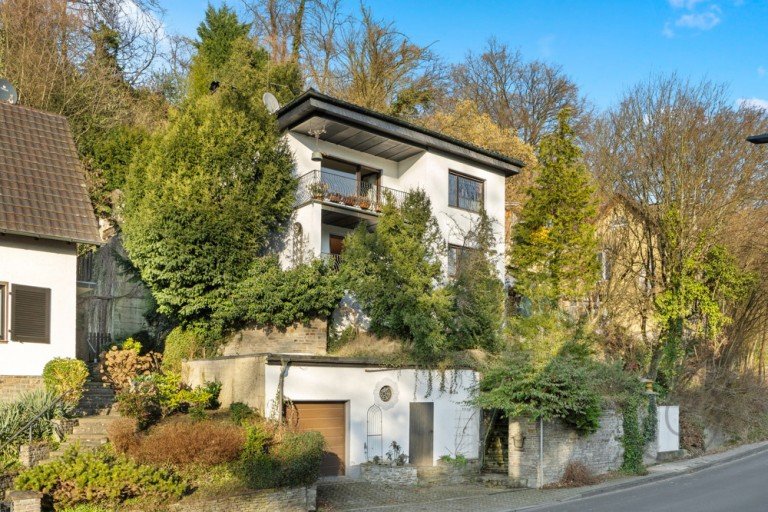 Au�enansicht Stra�e Bergisch Gladbach Einfamilienhaus Viel Platz auf drei Etagen - Freistehendes Einfamilienhaus mit Garten, S�dwesthang, Pool & Garage