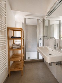 Badezimmer Sanierte 1,5-Zimmer-Altbauwohnung als Kapitalanlage oder zur Eigennutzung