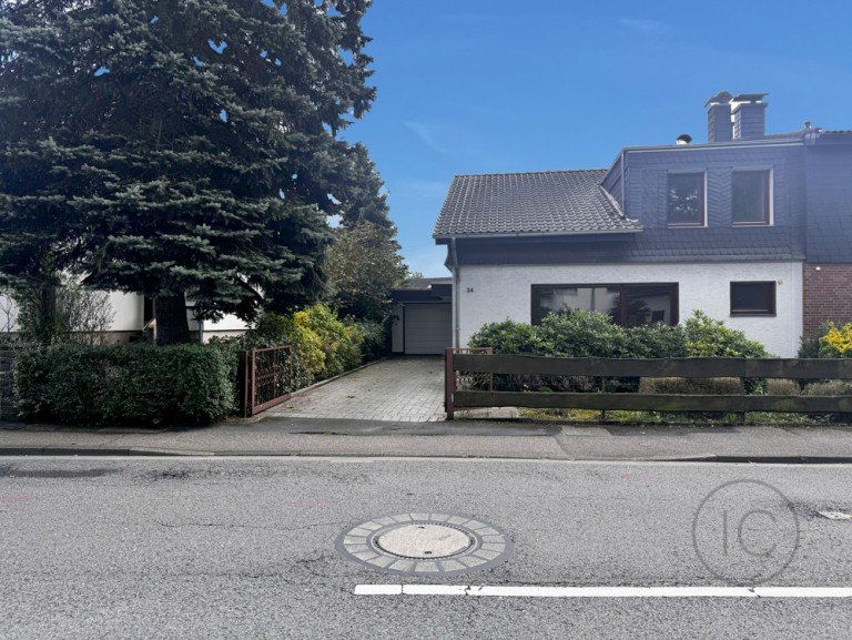 Hausansicht Bergisch-Gladbach - Hand Einfamilienhaus Renovierungsbed�rftiges, familienfreundliches Haus mit idyllischem Garten sucht neue Eigent�mer
