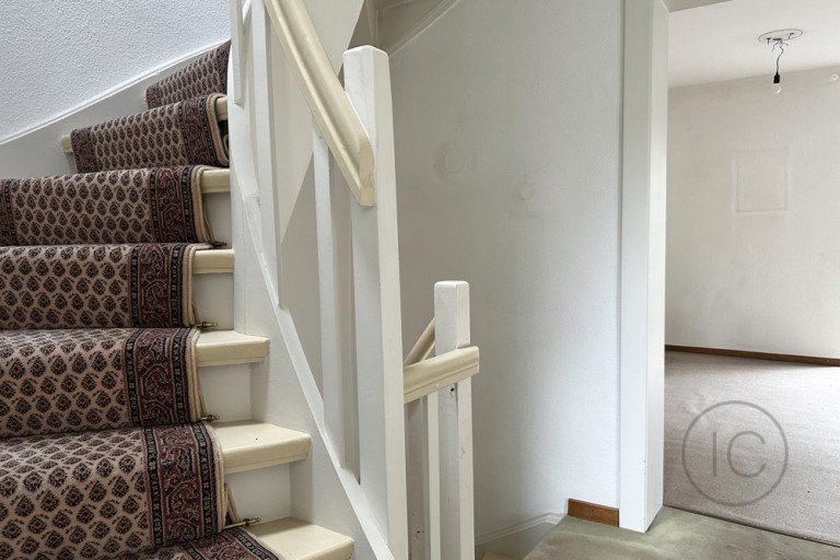 Treppenaufgang OG in DG K�ln Reihenhaus Junkersdorf: Schaffen Sie sich ein modernes Zuhause mit traditionellen Charme