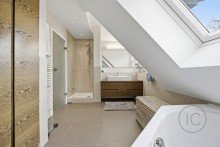 Badezimmer Dachgeschosswohnung mit beeindruckender Gesamtfl�che, Terrasse und Balkon und 0,73 % Finanzierung
