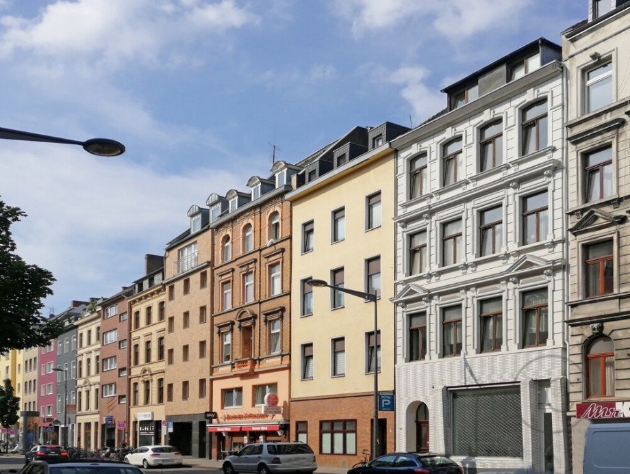Haus und Stra�enansicht Mehrfamilienhaus K�ln