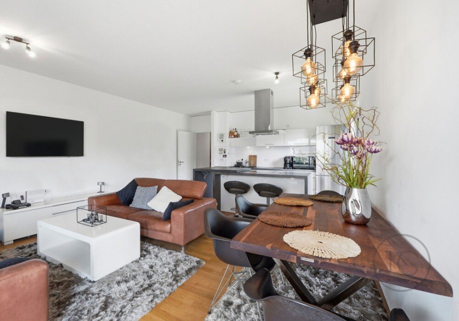 Wohnzimmer Blick in die K�che Etagenwohnung K�ln