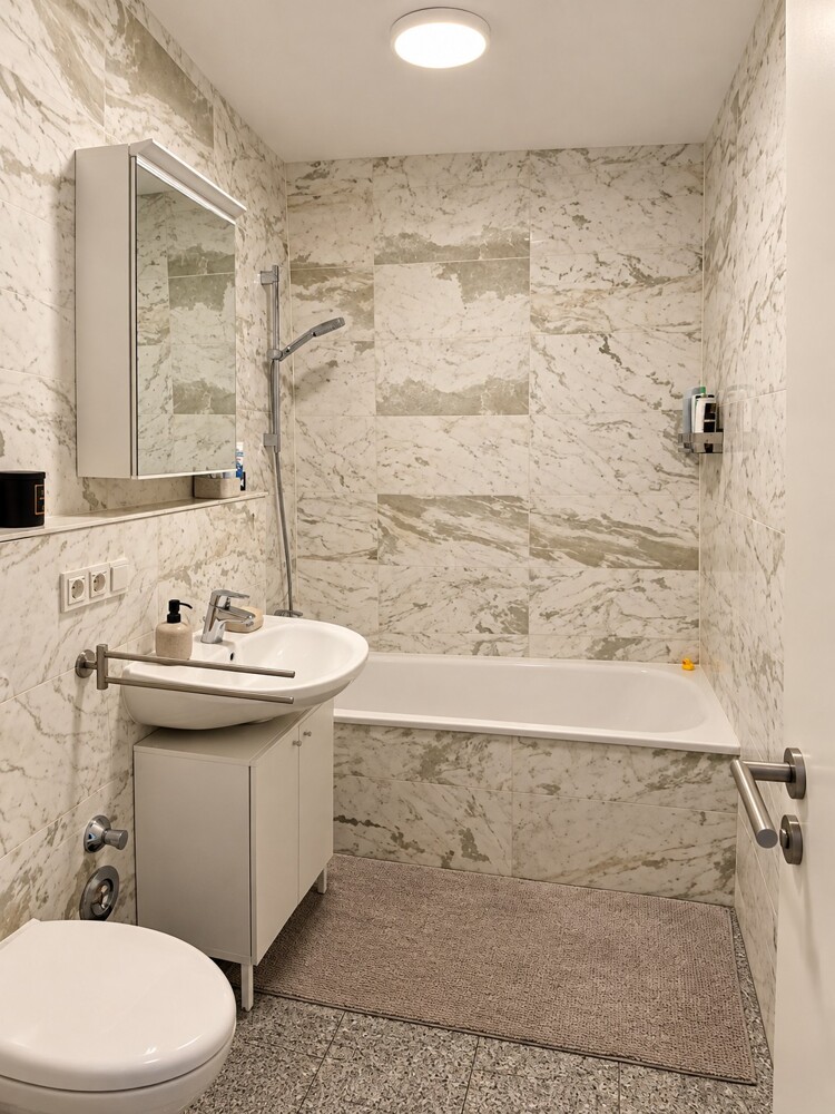 Bad mit Badewanne Etagenwohnung K�ln / Longerich
