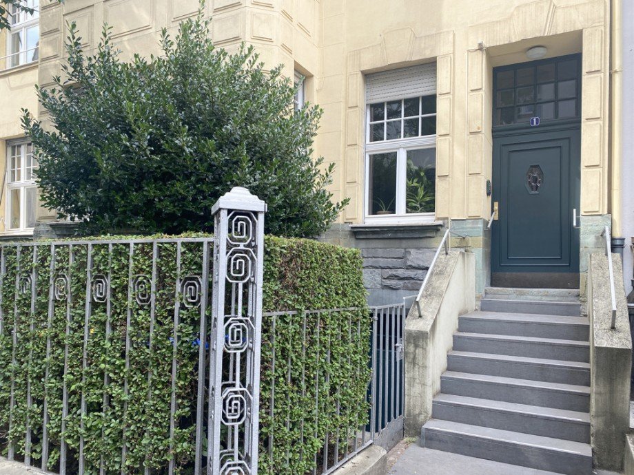 Haust�r Etagenwohnung K�ln