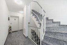 Treppenhaus Dachgeschosswohnung mit beeindruckender Gesamtfl�che, Terrasse und Balkon und 0,73 % Finanzierung