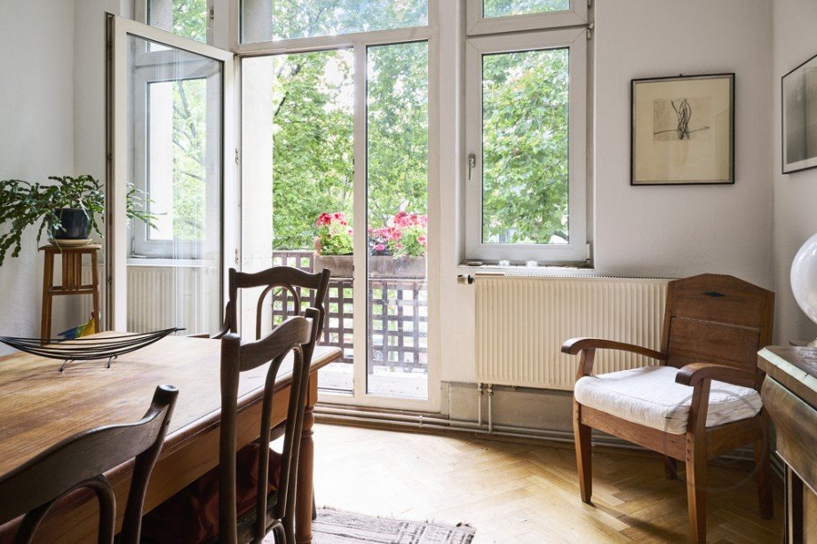Esszimmer mit Blick auf den kleinen Balkon Etagenwohnung K�ln