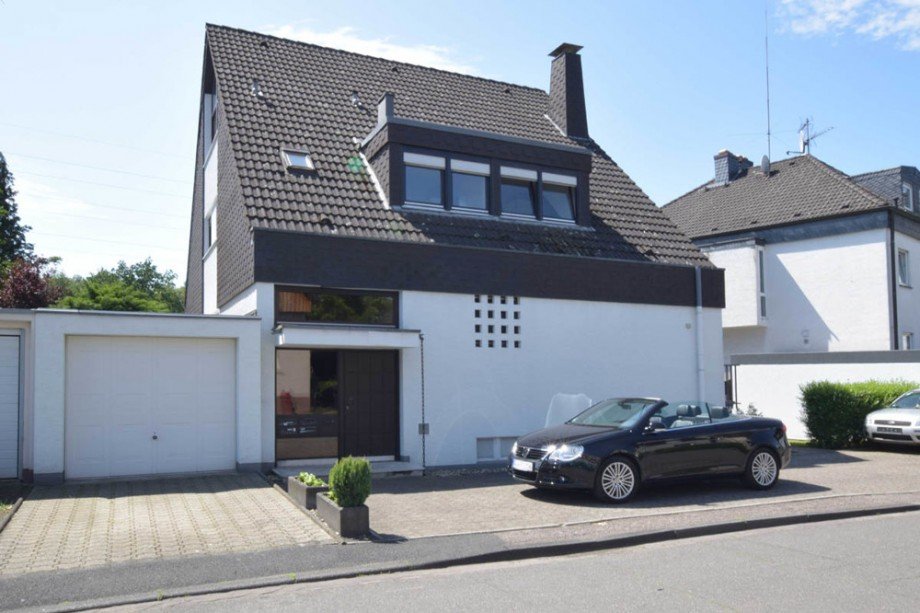 Stra�enansicht Maisonettewohnung Bergisch Gladbach