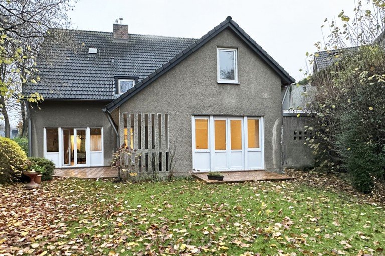 Haus von Hinten K�ln / Junkersdorf - Junkersdorf Zweifamilienhaus Gro�z�giges 8-Zimmer-Haus mit ruhigem Garten in guter Lage von Junkersdorf