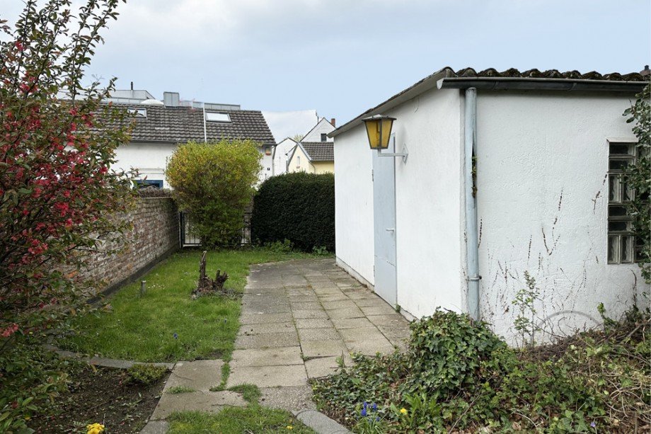 Garage mit m�glichem Stellplatz Reihenhaus K�ln