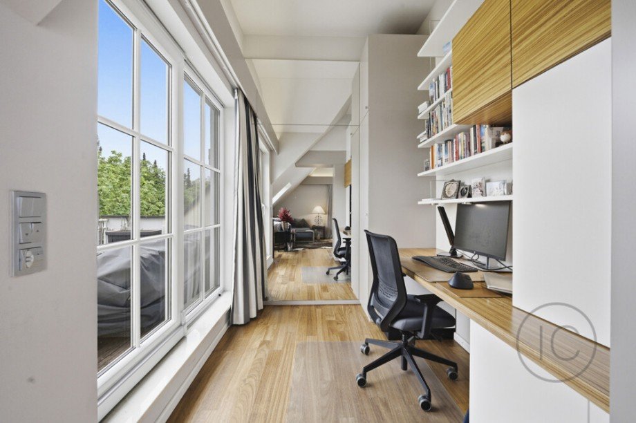 Arbeitsbereich mit Balkonzugang Dachgeschosswohnung M�nchen