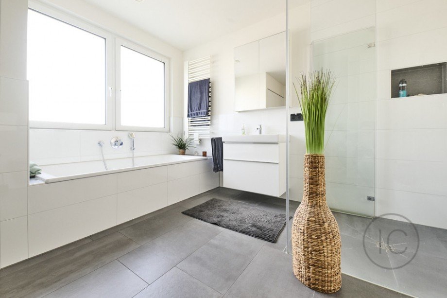 Badezimmer im 1. Obergeschoss Erdgeschosswohnung R�srath