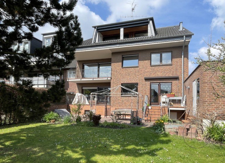 Au�enansicht Balkon H�rth / Stotzheim Etagenwohnung H�rth Stotzheim: Ger�umige 3-4 Zimmer Wohnung mit Balkon und Stellplatz in 3 Parteienhaus